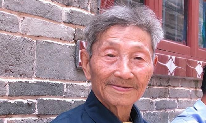 1979年，老红军为证明身份只身来到北京，在检察院门口主动去“碰瓷”检察长，唱完