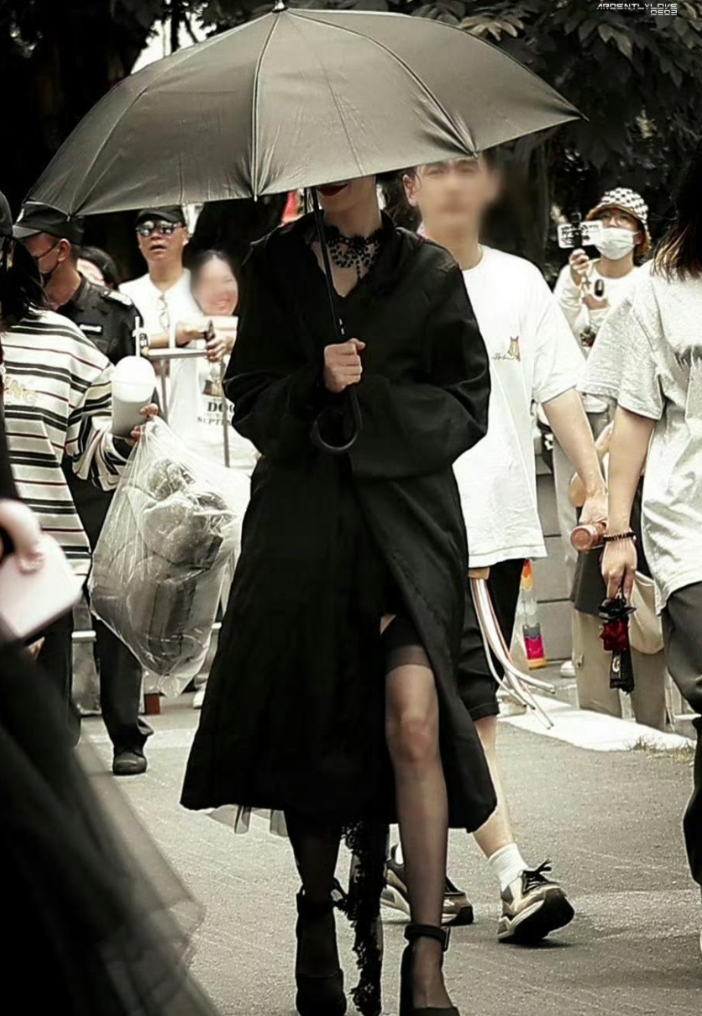 不是吧！热巴居然也会穿吊带丝袜，真是活久见 