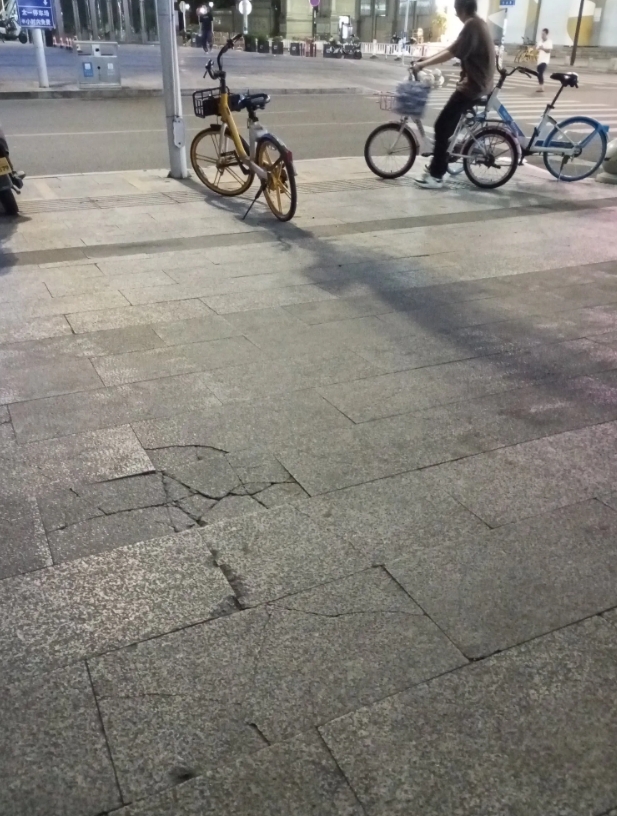 一个女大学生暑假餐厅兼职，刚刚下班出来，看她走路腿都不稳，看来是累的。每个小时工
