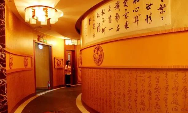 广东广州，一男子酒后与女友到按摩店消费后，选择留在按摩店房间内休息。可不曾想，服