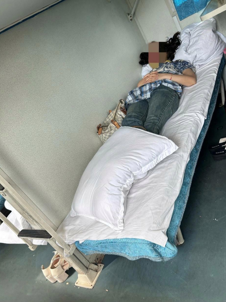     乘卧铺回家，一上车看到这样的场景，当即再也不想坐了。  