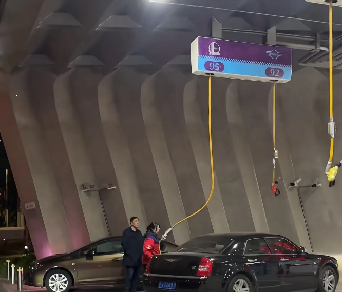 这座加油站是上海近外滩的一个加油站。因为站里面积太小，就只能将加油站建成这个样子