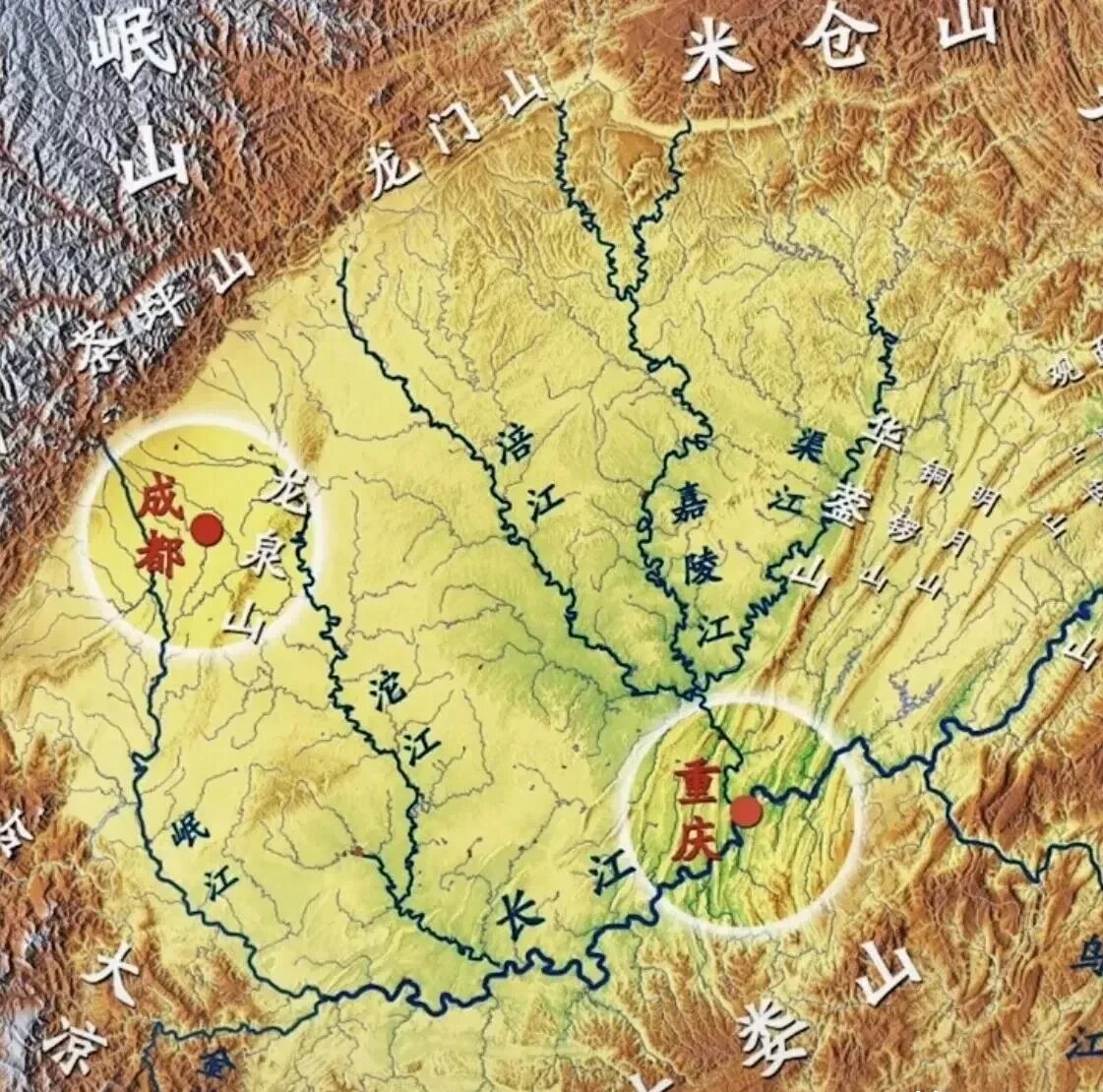 重庆为什么没有选在四川盆地的中间，而落在盆地东南方向的边缘地带？

按理说四川盆