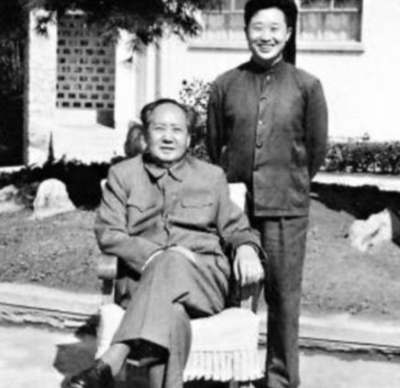 1976年9月9日，一男子在得知毛主席去世后，拿着剪刀就直冲毛主席的房间，来到毛