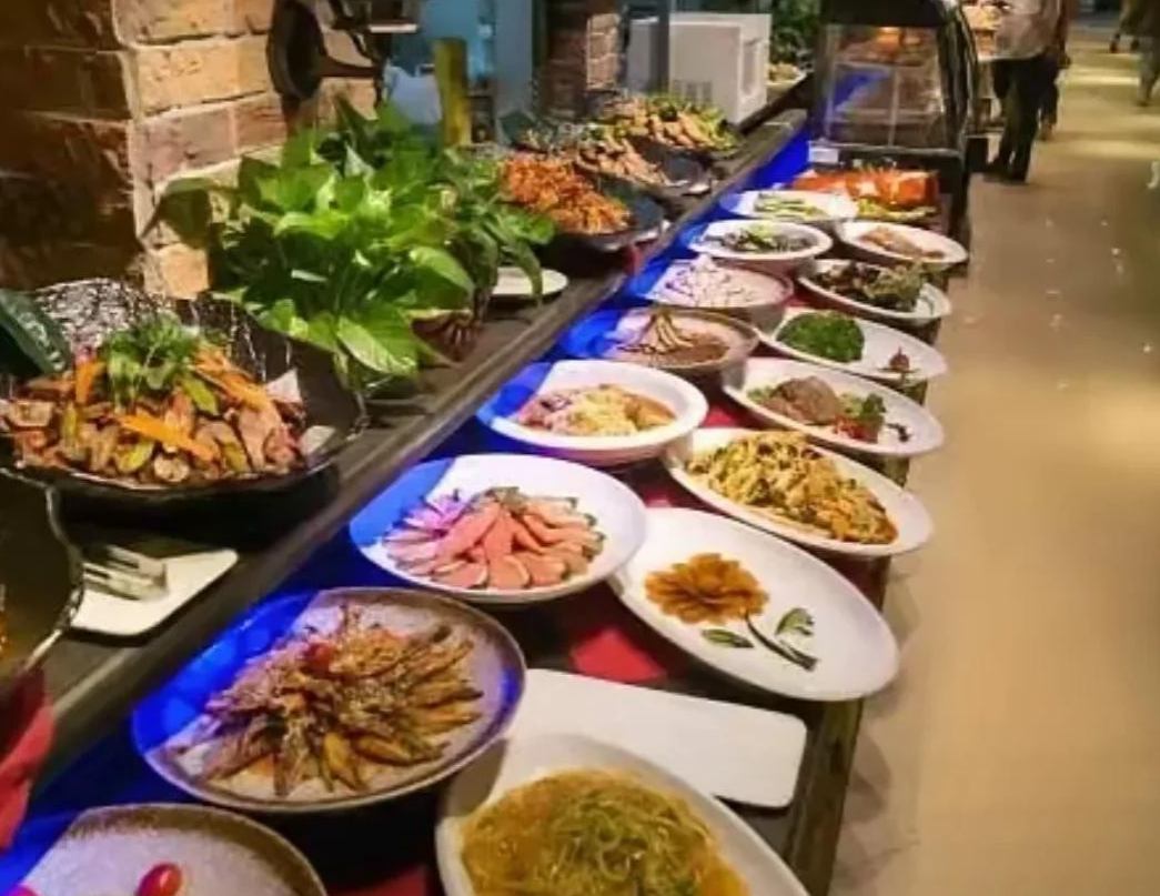 警惕！自助餐厅“饱腹剂”引争议！

朋友圈里都在讨论自助餐厅的“饱腹剂”，这玩意