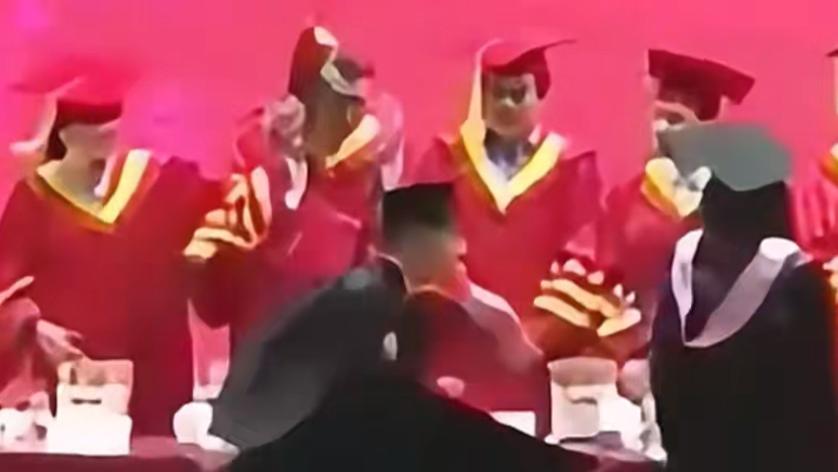 北大拒录！复旦开除！学生毕业典礼打老师终局：1拳毁掉了所有