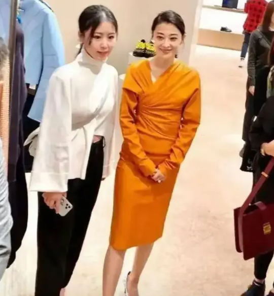 梅婷减肥后瘦太狠，橘色裹身裙都撑不起，49岁演20多少女没压力！

梅婷快50了