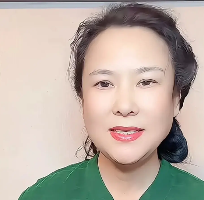 唐墩墩被封，母亲发声道歉！

            唐墩墩因给父亲唐建军（谢广