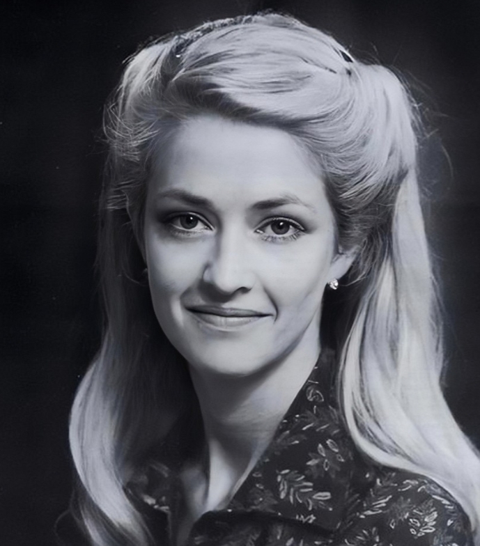 被菲利普亲王宝贝了46年的绯闻情人彭妮。她出生于英国的一个小镇，父亲是凭借肉产业