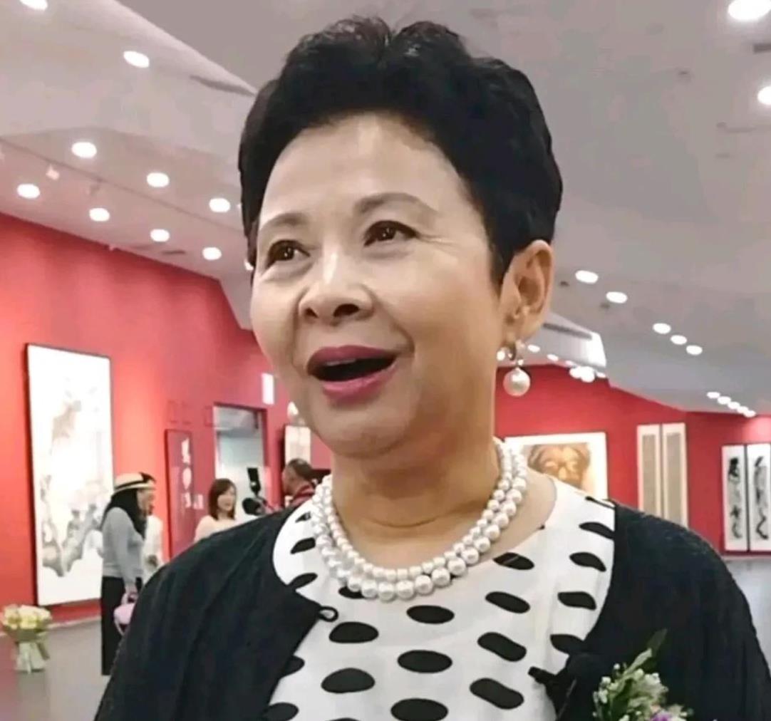 当年的歌后，正当红时退圈，
在老一辈中，几乎无人不知，
如今60多了，还是那
