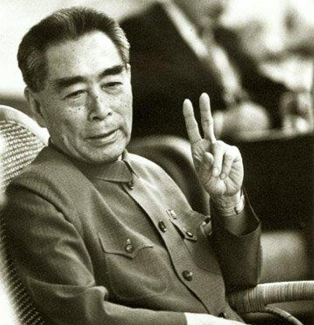 1971年，一个外宾参加国宴时，顺手拿走了国宝九龙杯，工作人员不知如何是好。周总