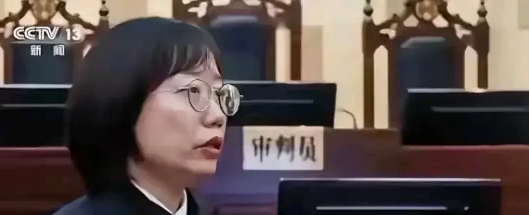 最近，重庆市的吴亚萍法官很火，因为她对所谓的“职业打假人”开了划时代的第一枪，称