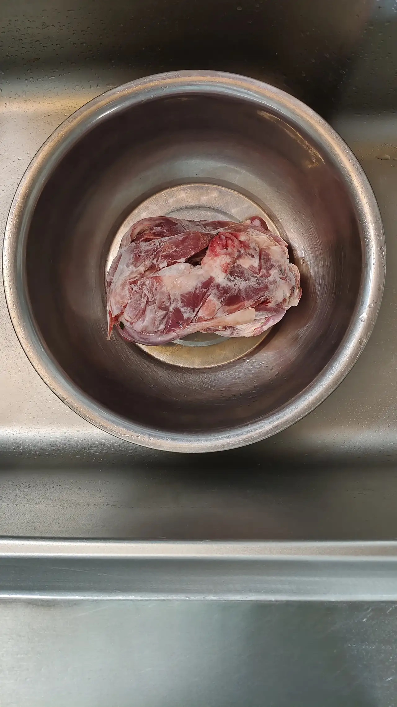 欲哭无泪，我老爹从冰柜拿出一块羊肉，说了句，今中午吃羊肉吧，然后就出门了[泪奔]