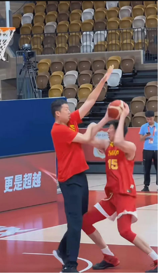 中国男篮国家队集训我们发现一个熟悉面孔——王治郅！好久不见他，感觉他更有味道了，