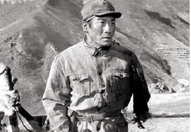 1980年，江苏省军区副司令去上海看病，在一家食堂吃饭。服务员看副司令穿着破衣服