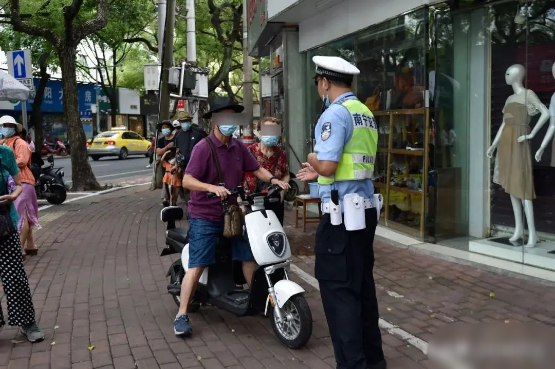 广东，老刘骑电动自行车出门买菜，被路口执勤的交警拦下。而后交警以老刘存在骑电动车