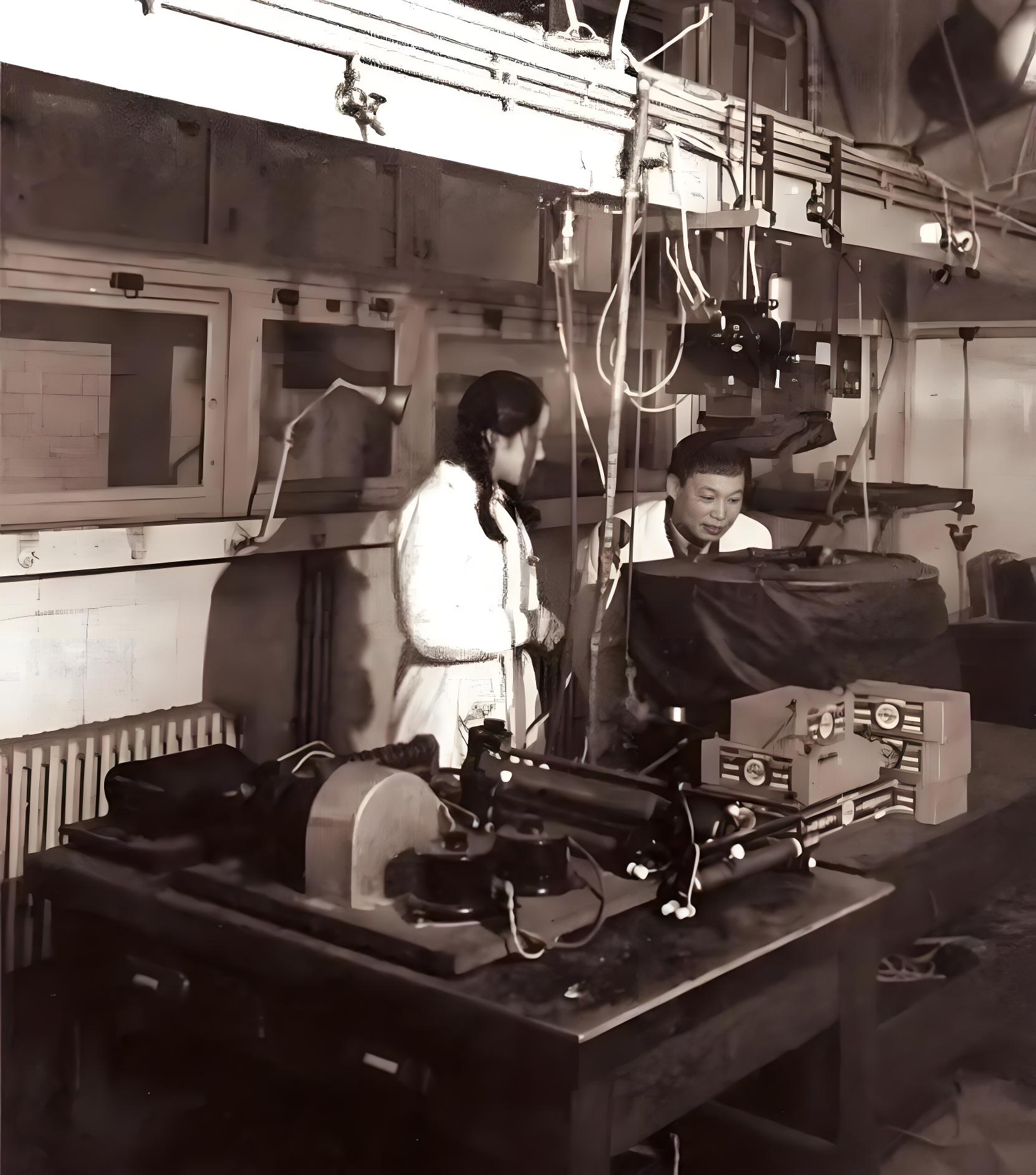  1946年，钱三强和何泽慧在法兰西学院用云雾室设备上做三分裂和四分裂实验。