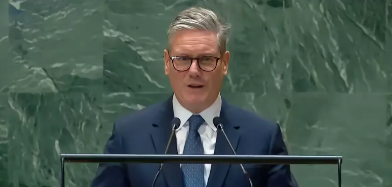 嘿，你听说了吗？英国首相斯塔默在联大一般性辩论发言时可闹出笑话啦！他居然大言不惭