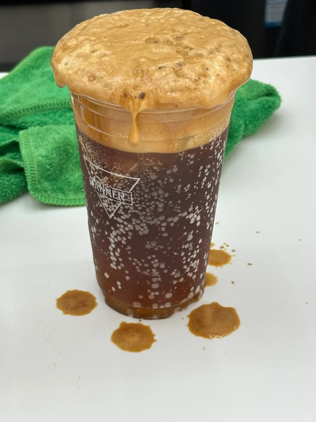 店员说喝点再走
来manner点超大杯干姜美式，店员小姐姐倒多了，只能让我喝点再