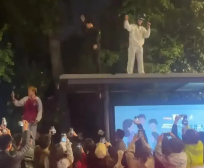 济南是怎么了？小混子小痞子还这么猖狂吗？站在公交车站牌顶上耍酷，骑着摩托车狂奔放