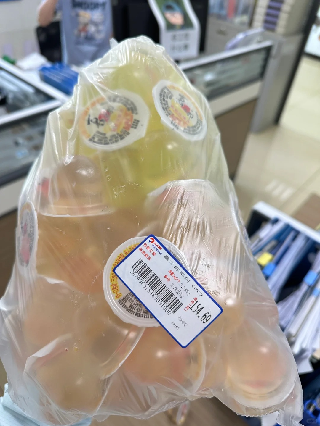 人人乐你是不是疯了
一包果冻一百五？？？
这是什么年代的价格不知道以为末日要来了