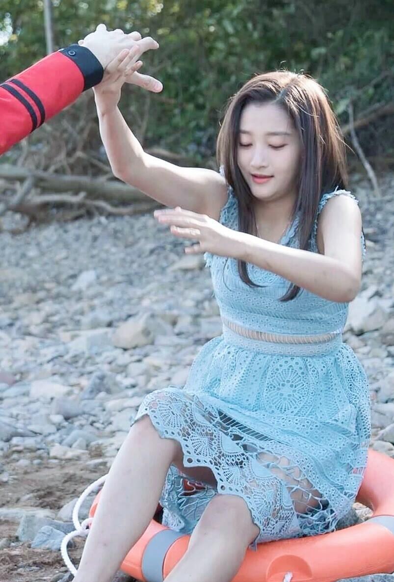 关晓彤的旅行总是与美丽的风景相伴，仿佛每一处都是她的私人画卷。这样的旅程让人忍不