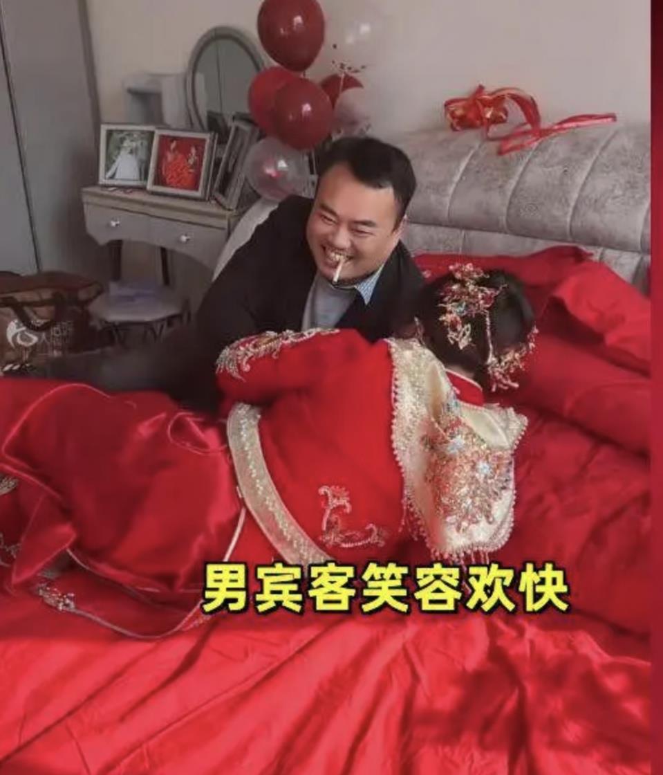 社会观察：天呐！安徽这场婚礼堪称“社死”现场，新娘竟和男客在婚床上搂腰嬉闹，简直