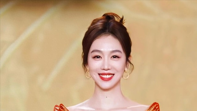 迎春晚会又添新面孔：姜妍旗袍好身材令人惊艳，美得根本挪不开眼