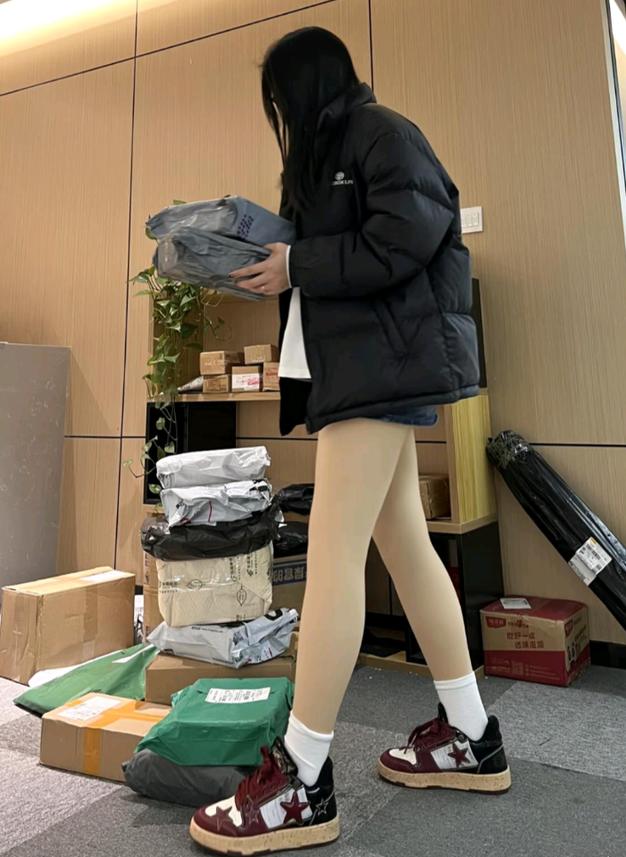 无意间看到的，现在光腿神器这么逼真吗？
今天去拿快递看到同事光腿，我趣！这么冷的