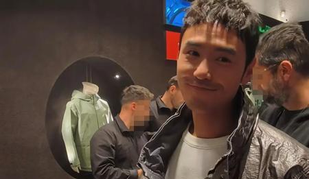阮经天现身巴黎，42岁了还这么少年！
2025年1月24日，巴黎某品牌活动现场，