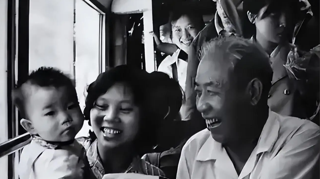 1981年西安市长坐公交体验民情，遭售票员嘲讽：“你算老几？”市长勃然大怒，将售