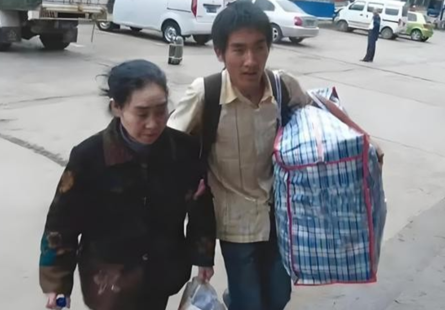 2008年，山东一新生背着精神病母亲，徒步2000多公里来到学校报到，他告诉学校