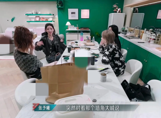 张予曦晚上会梦游，姐姐们都有点害怕跟她睡，戚薇大义的说她愿意和张予曦睡，张予曦苦