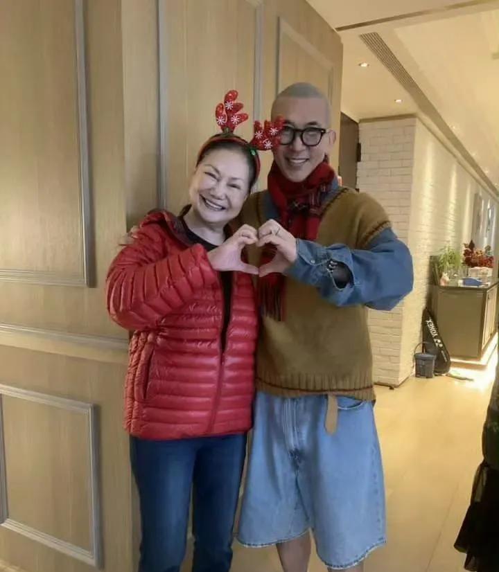 大S妈突然引发热议！
2月5日，大S妈突然引发了热议，起因是有网友发现大S妈删除