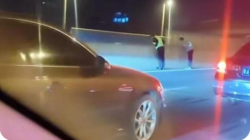 货车司机遇检跳桥事件后续：现场画面曝光家属奔溃，知情者透露31岁有俩娃