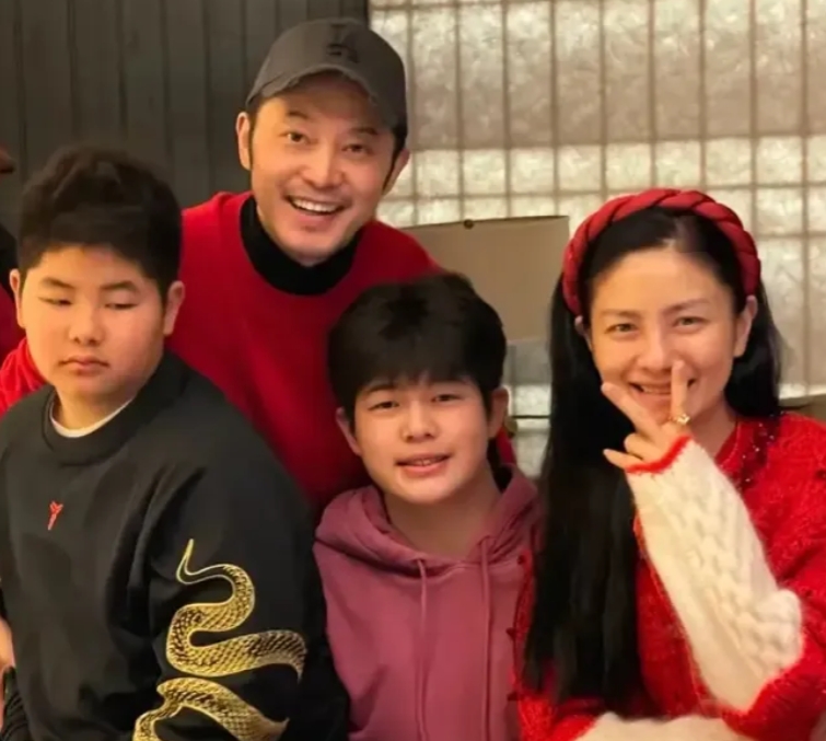 沙溢和胡可的两个儿子都是小帅哥，他们一家人幸福满满，胡可笑容满面，沙溢一家人开心