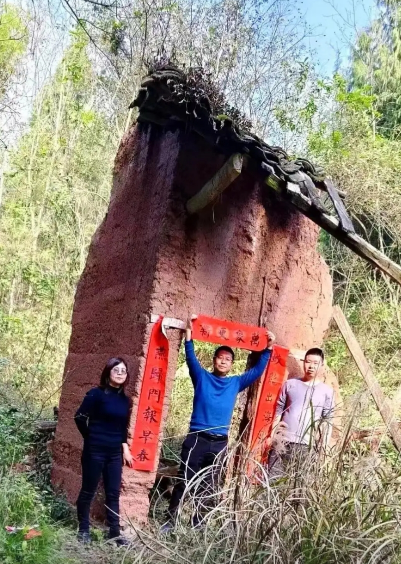 能让家破落成这样？贴对联没意义。不如把老家建成个小院