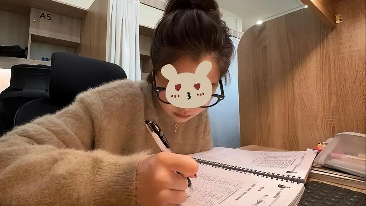 当初多骄傲，现在有多糟心！母亲因985毕业的女儿啃老四年而怒吼