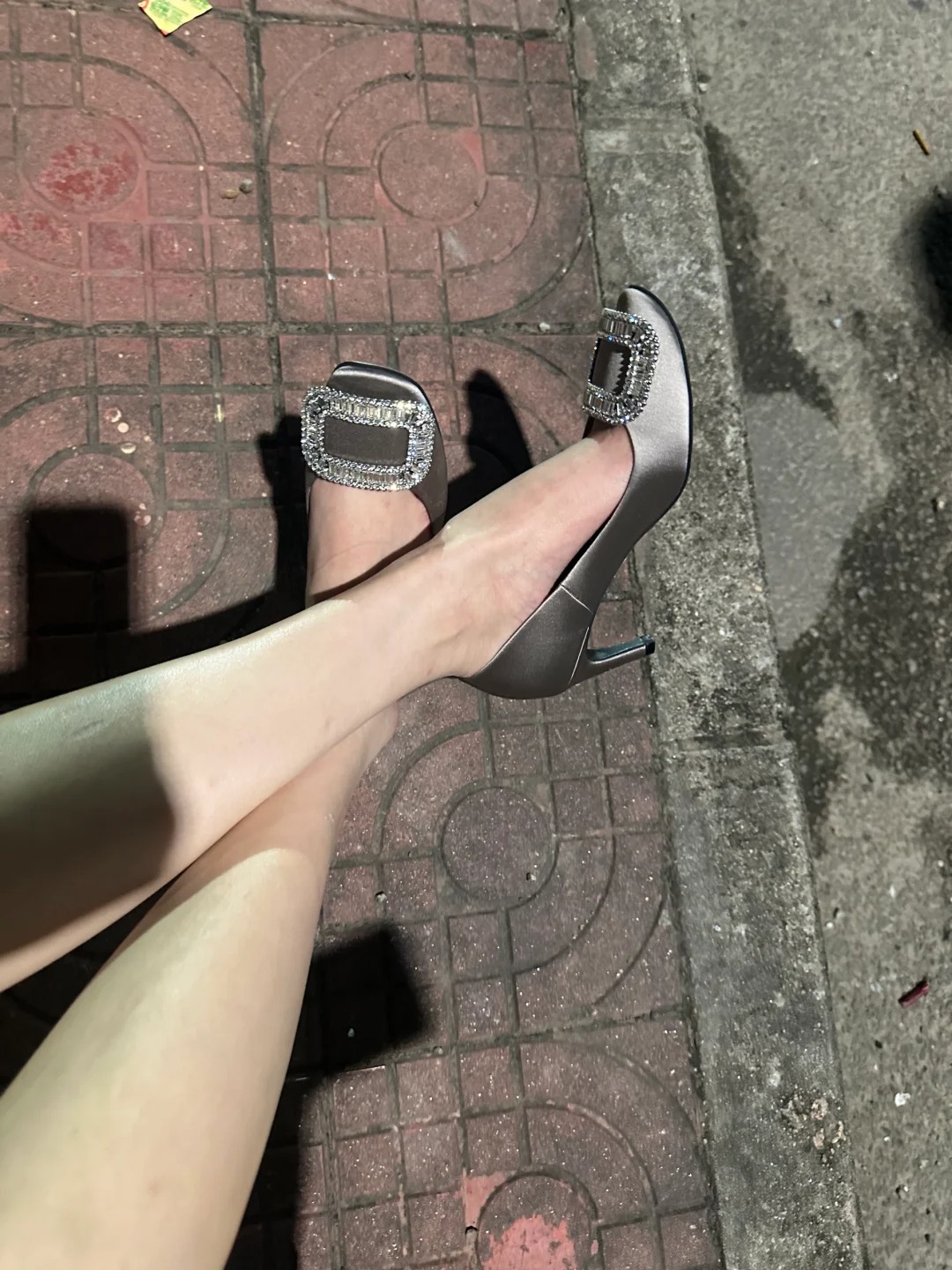 下班在街头喝奶茶，好多人问我这双鞋子
这个是那个什么电视剧穿的那个鞋子，王曼妮手