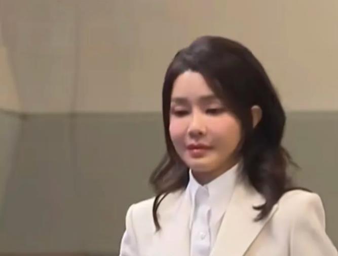 韩国第一夫人金建希健康堪忧，据知情人士说，金建希非常的憔悴，瘦了很多，而且又有了