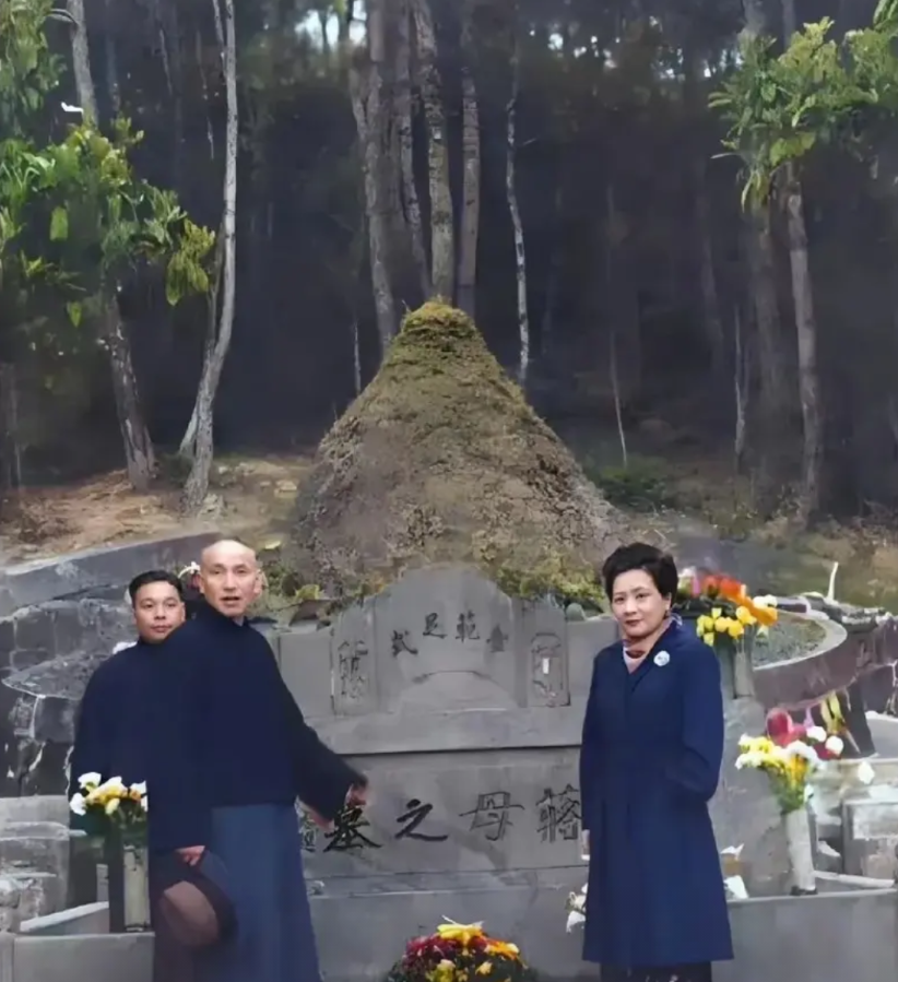 1949年，老蒋要离开大陆了，临走前他带着老婆宋美龄和儿子蒋经国，回了趟老家，去