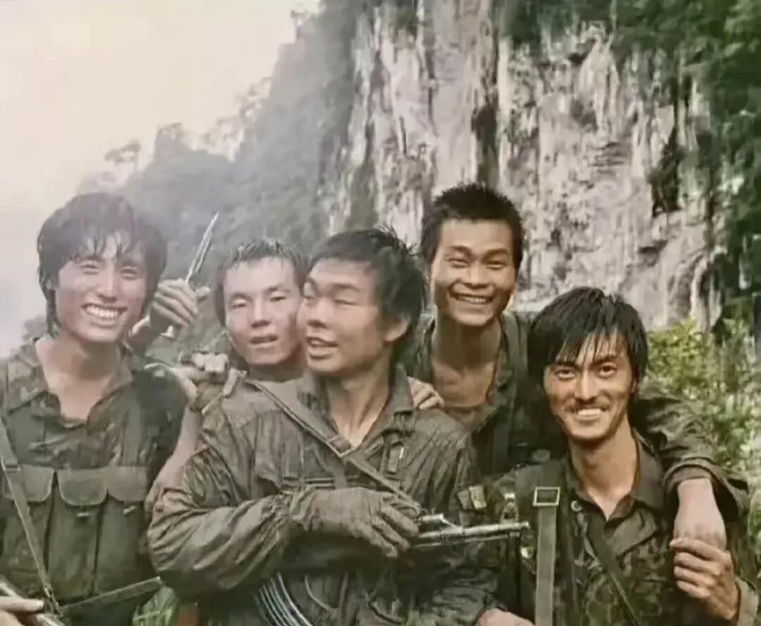 面对记者的镜头，看看这些勇士们笑得多么开心。
这是上世纪80年代老山前线的一张照