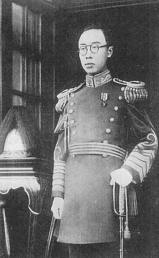 满洲国康德皇帝，1934 年拍摄于日本
图二是1946 年 8 月溥仪出席日本东