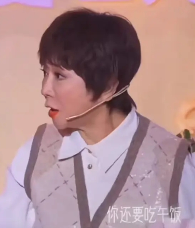 李小冉万万没想到，自己上个综艺，把人都得罪光了。

第一波得罪的人，是旅行团的姐