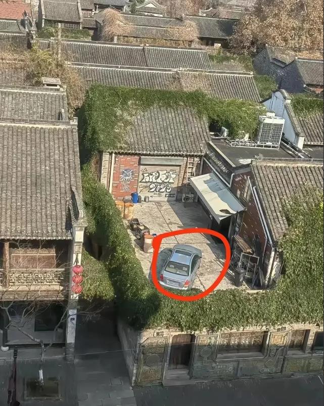 “真是傻眼了”！！我看到这张照片，想了大半天，都没有想明白这辆小轿车是如何开进去
