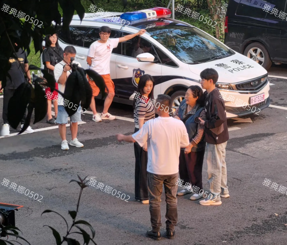 蒋欣本人真漂亮又瘦又高又白，脸比童瑶还小真人和剧里很不一样，不但很年轻还开朗爱笑