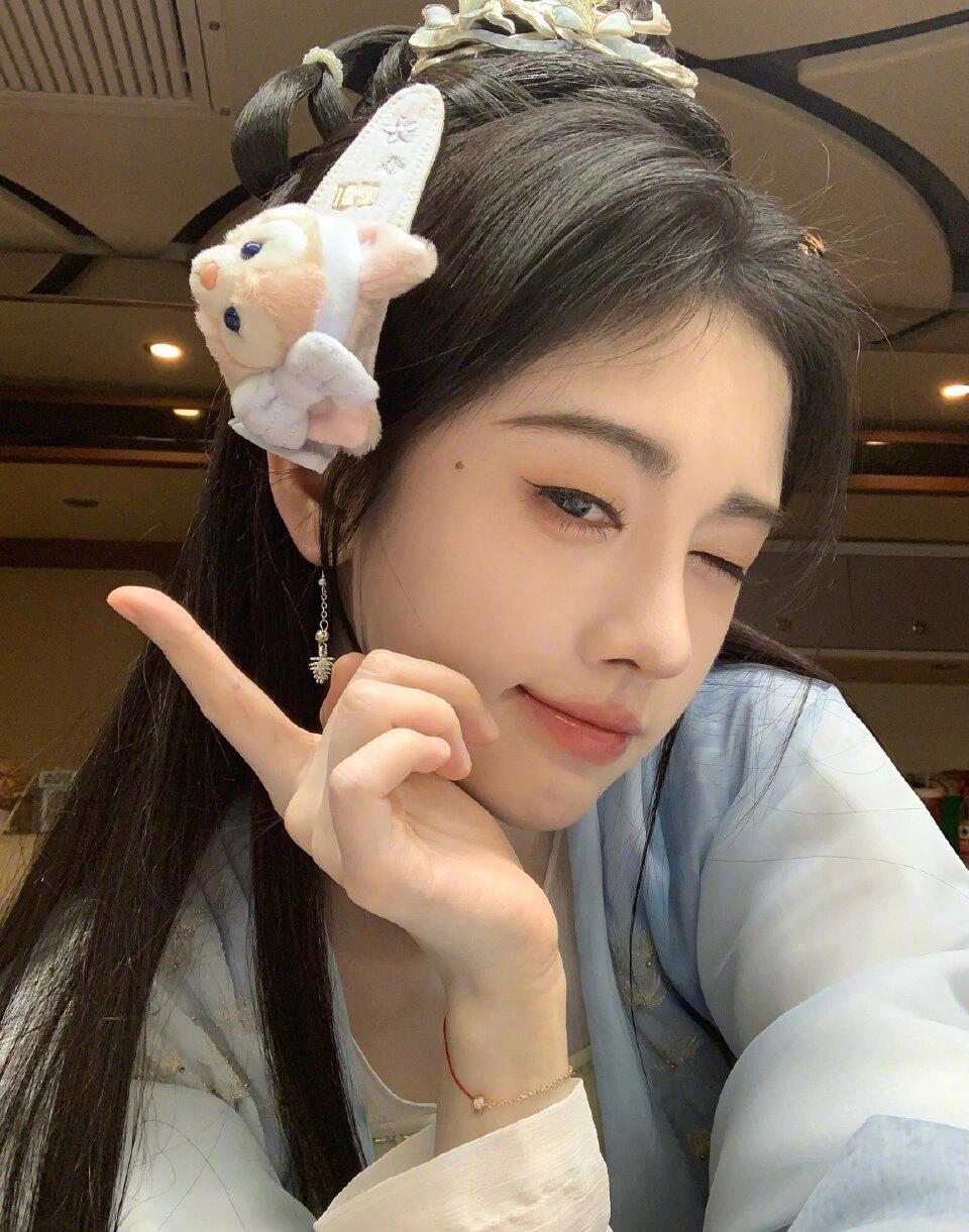 鞠婧祎：鞠式新美学淡妆还原天然美貌