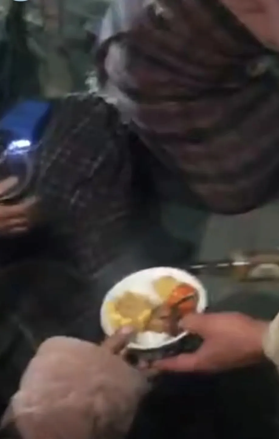 从地震采访视频中，
我发现了3个没人注意的细节！
昨晚的防寒帐篷大家看了吗？不仅