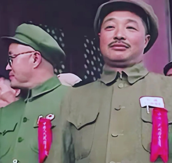 1949年10月1日，两位元帅在天安门城楼上。

当时虽然已经建国了，但是各个野