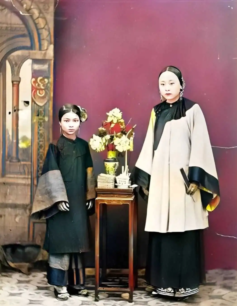 清朝时期，宁波一位富家女子和贴身丫鬟的合影

在封建社会，有一种丫鬟叫“通房丫头